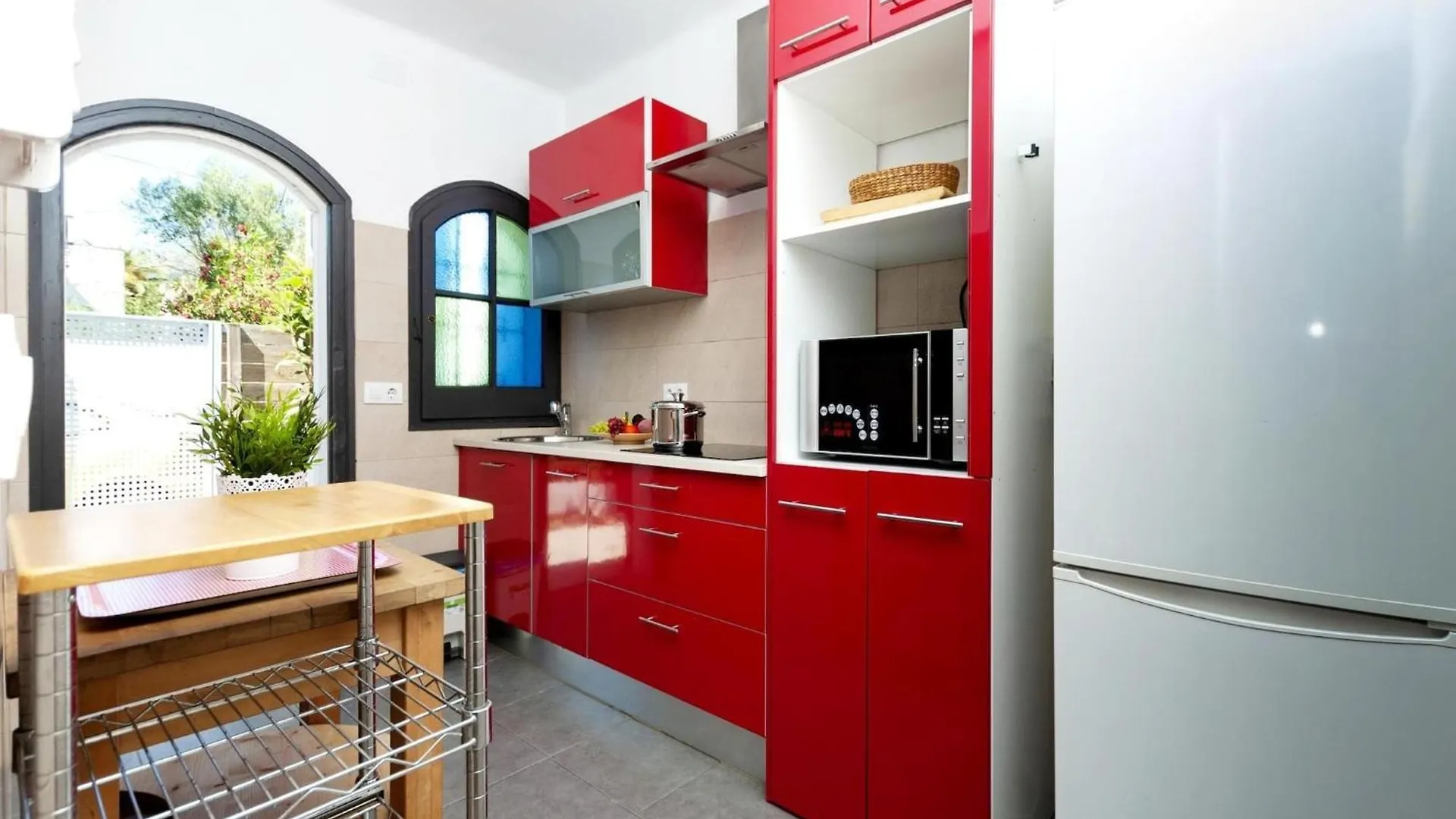Beautiful 3-Bedroom Holiday Home In Roses