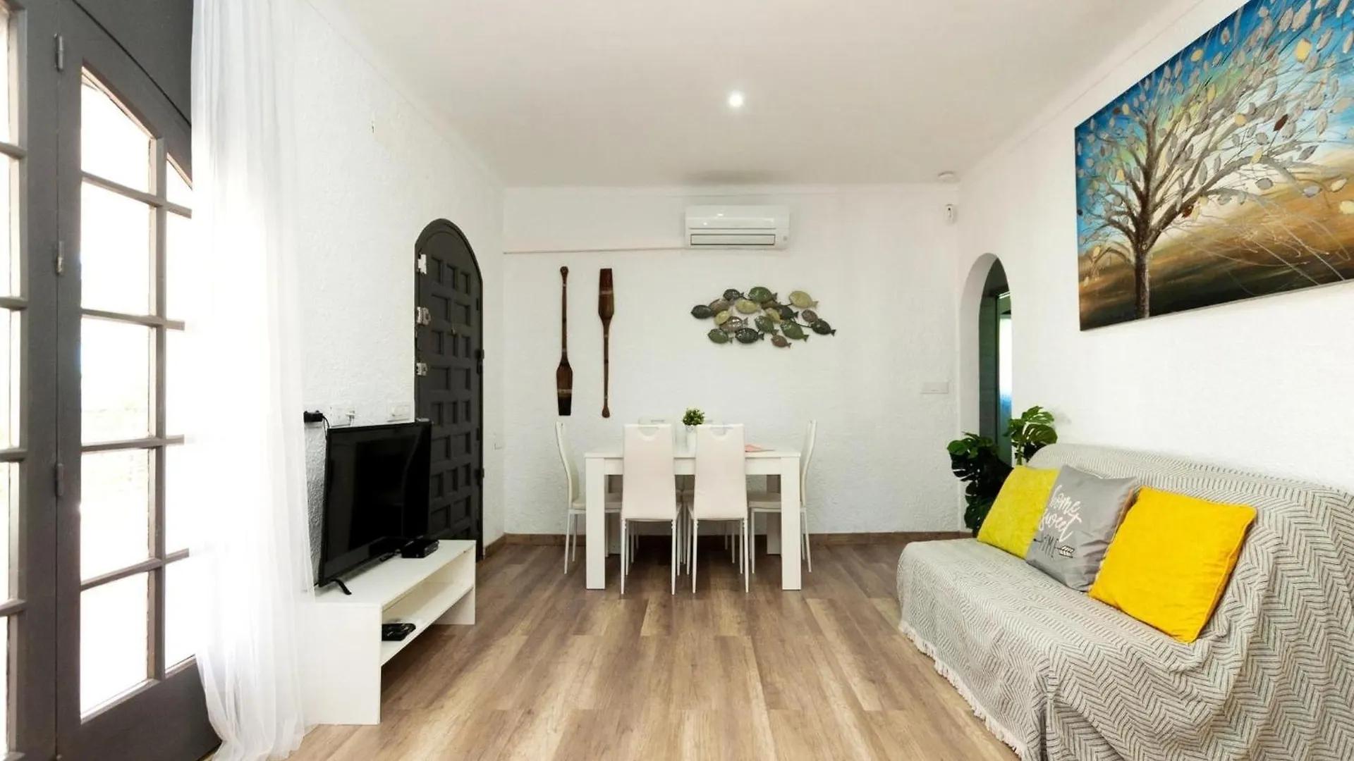 Beautiful 3-Bedroom Holiday Home In Roses