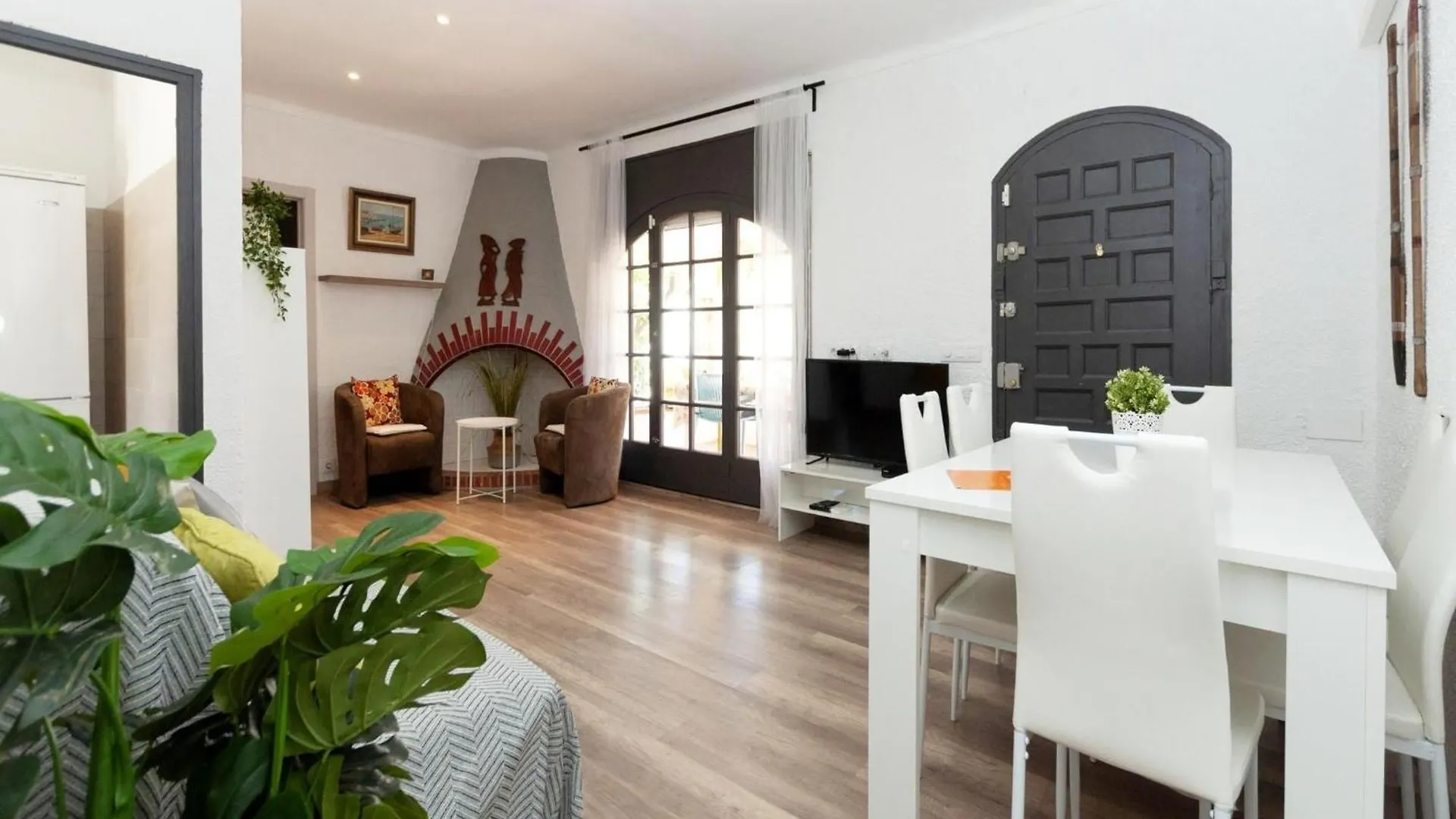 Beautiful 3-Bedroom Holiday Home In Roses Spanien
